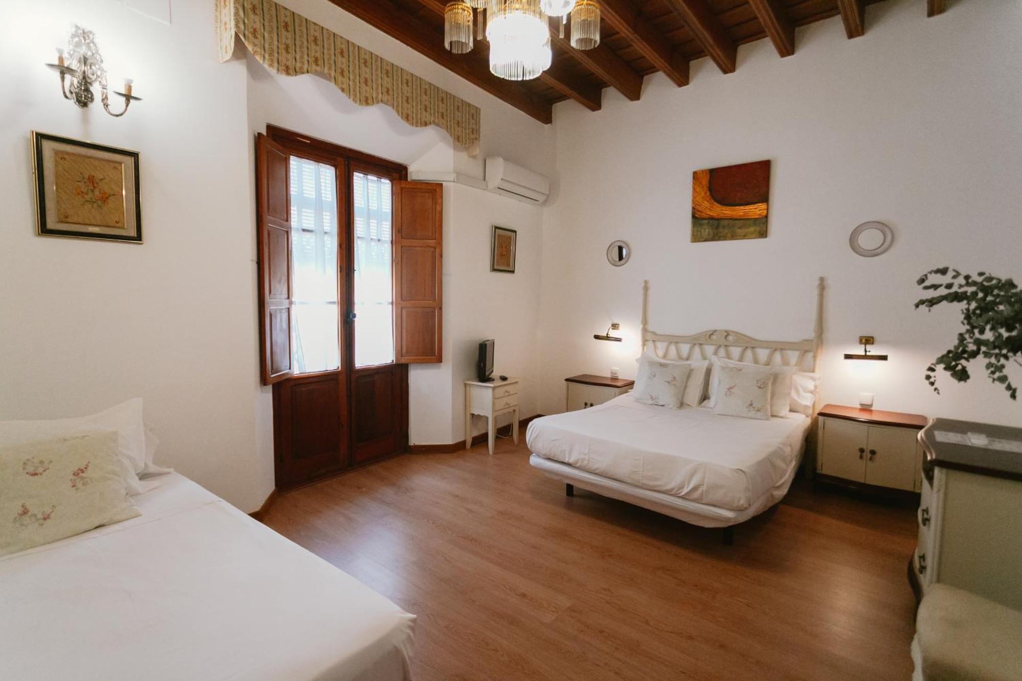Komodo Casa Maravillas Rooms Sevilha Exterior foto